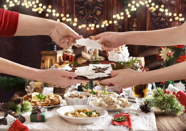 Famiglia Condivisione Wafer Vigilia Natale Alla Tavola Festiva Con Piatti — Foto Stock