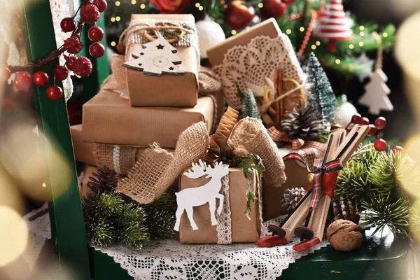 Creativas Cajas Regalo Para Navidad Envueltas Papel Artesanal Con Decoraciones —  Fotos de Stock