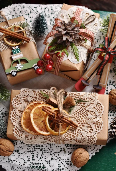 Creativas Cajas Regalo Para Navidad Envueltas Papel Artesanal Con Decoraciones —  Fotos de Stock