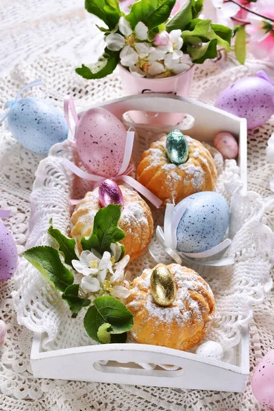 Mini Torte Anello Pasquali Vassoio Legno Bianco Uova Decorazione Fiori — Foto Stock