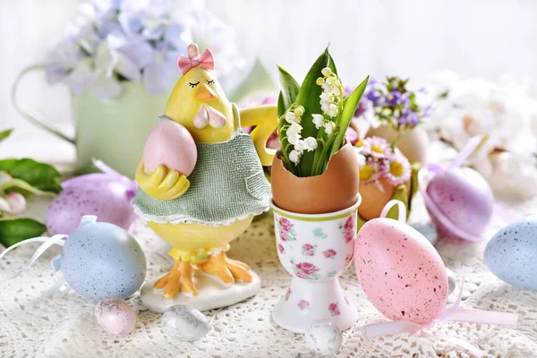 Wielkanocna Dekoracja Zabawną Figurką Kury Wiosennymi Kwiatami Skorupkach Jaj Świątecznym — Zdjęcie stockowe