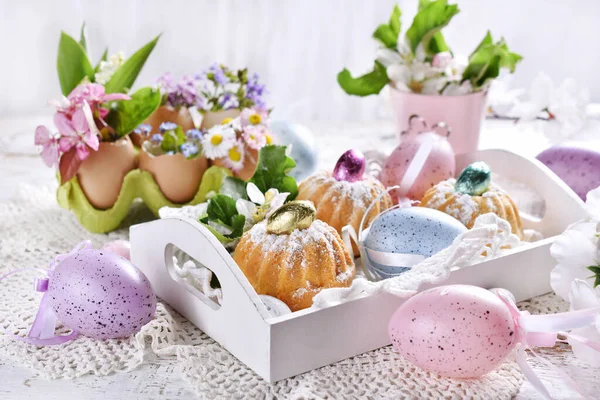 Oster Mini Ringkuchen Weißem Holzblech Eier Und Frische Frühlingsblumendekoration Auf — Stockfoto