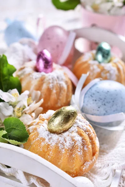 Mini Torte Anello Pasquali Vassoio Legno Bianco Uova Decorazione Fiori — Foto Stock