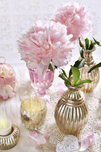 漂亮的餐桌布置 银质花瓶中的单粉色牡丹 — 图库照片