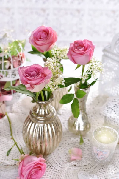 Schöne Tischdekoration Mit Einzelnen Rosa Rosen Silbernen Vasen — Stockfoto