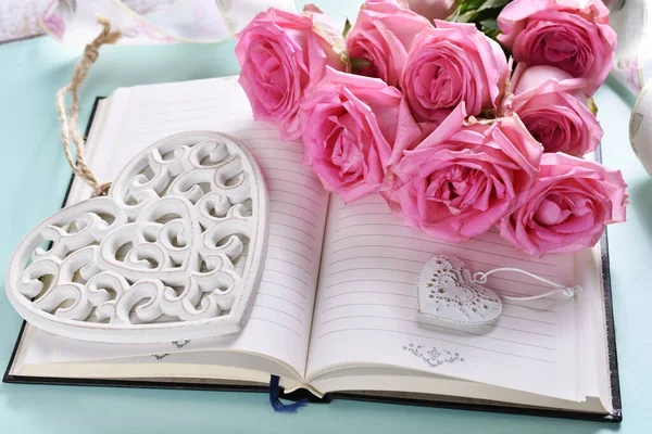 Liebeshintergrund Mit Einem Tagebuchbuch Herzdekor Und Einem Strauß Rosa Rosen — Stockfoto