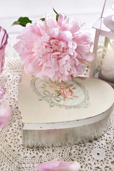 Bonito Shabby Estilo Chique Arranjo Amor Com Peônia Rosa Fresco — Fotografia de Stock