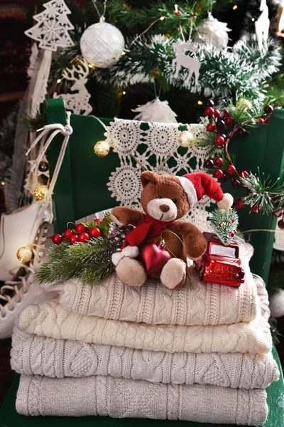 Weihnachtsstillleben Mit Einem Stapel Wollpullover Und Niedlichem Teddybär Mit Weihnachtsmütze — Stockfoto