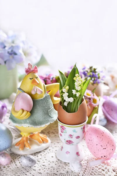 Decoración Pascua Con Divertida Figura Gallina Flores Primavera Cáscaras Huevo —  Fotos de Stock