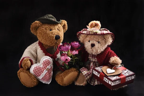 Par Ursinhos Pelúcia Estilo Vintage Sentados Com Flores Corações Dia — Fotografia de Stock