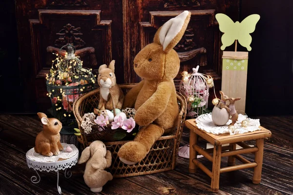 Милая Семья Плюшевых Кроликов Празднующих Пасхальные Праздники Деревенском Стиле Дома — стоковое фото