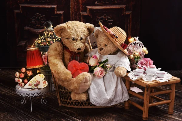 Een Paar Vintage Stijl Teddyberen Zitten Rieten Bank Met Bloemen — Stockfoto