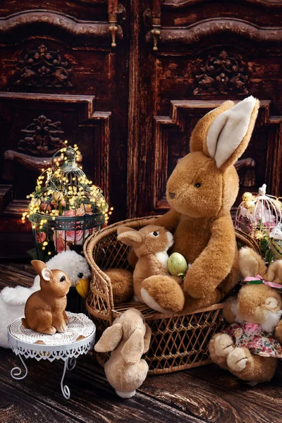 Niedliche Familie Von Plüschhasen Feiert Osterfeiertage Rustikalem Stil Hause — Stockfoto