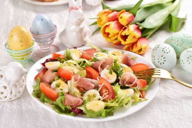 Paskalya kahvaltısı için bıldırcın yumurtalı taze salata jambon, domates, marul karışımı ve mayonez. 