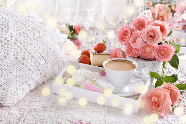 Een Kopje Koffie Kaastaart Roze Rozen Het Bed Romantische Stijl — Stockfoto