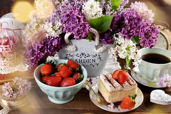 Een Portie Roomcake Met Aardbeien Vers Fruit Kom Staand Rustieke — Stockfoto