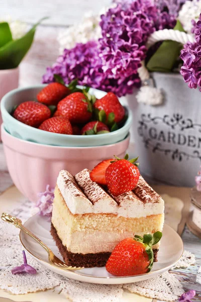 Μια Μερίδα Κέικ Κρέμας Φράουλα Και Φρέσκα Φρούτα Στο Μπολ — Φωτογραφία Αρχείου