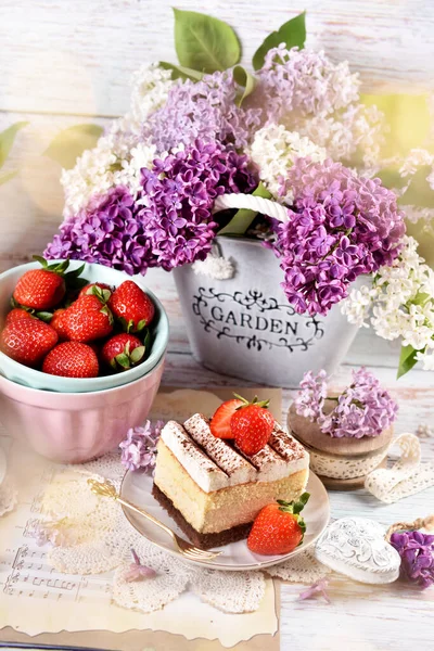 Egy Adag Krémtorta Eperrel Friss Gyümölcsökkel Asztalon Álló Tálban Orgonavirágokkal — Stock Fotó