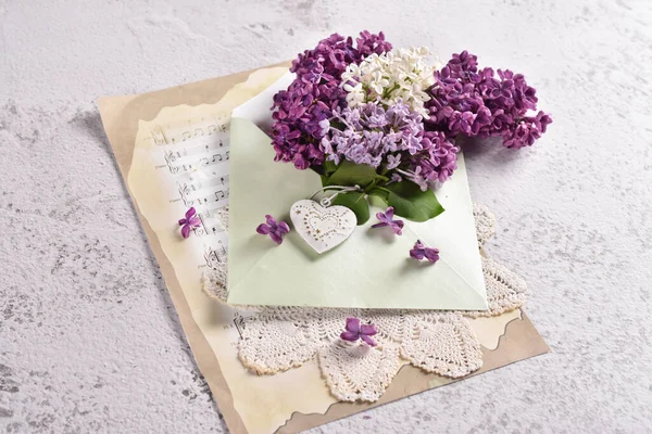 Estilo Vintage Flat Lay Com Flores Cor Lilás Envelope Backgroung — Fotografia de Stock