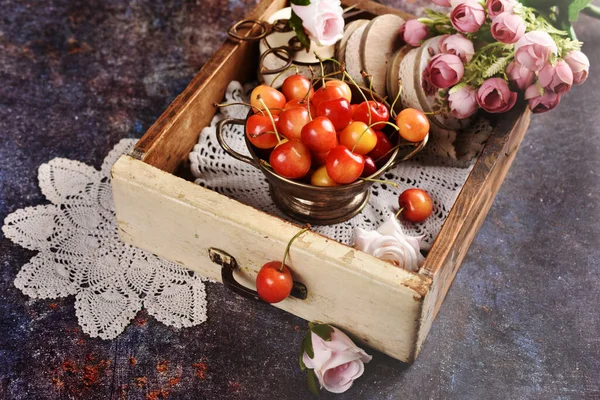 Nature Morte Ciliegie Dolci Fresche Gialle Rosse Stile Rustico — Foto Stock