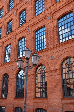 Lodz 'daki eski tuğla fabrikasının önündeki klasik sokak feneri.