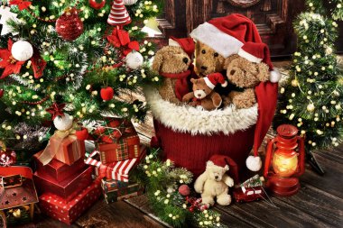 Noel ağacının altında hediye kutularıyla Noel arkaplanı ve kırsal tarzda iç dekorasyonla oyuncak ayı süslemesi.