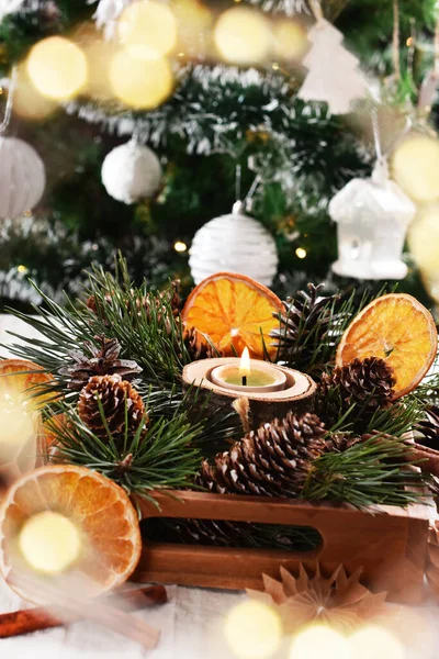 Vánoční Ozdoby Svíčkou Kužely Jedlovými Větvemi Dřevěné Krabici Stole — Stock fotografie