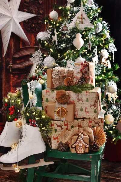 Stapel Weihnachtsgeschenkboxen Auf Grünem Holzstuhl Vor Dem Weihnachtsbaum Rustikalen Interieur — Stockfoto