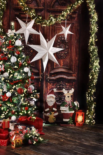 Vánoční Pozadí Vánoční Stromeček Bílou Červenou Ozdobou Stojící Dřevěné Dekorace — Stock fotografie