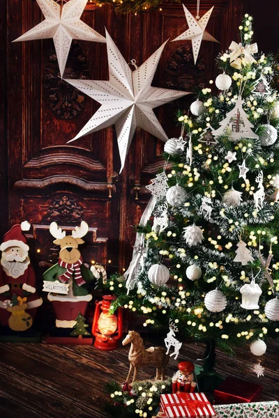 Weihnachten Hintergrund Mit Weihnachtsbaum Mit Weißen Ornamenten Und Stehenden Holzdekorationen — Stockfoto