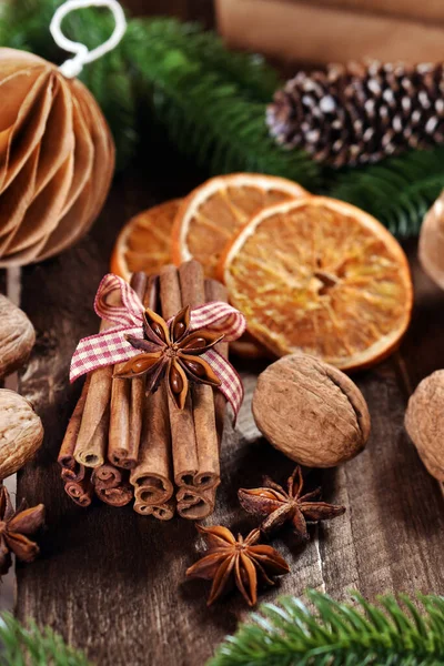 肉桂棒 茴香星 干橙片和坚果 圣诞节烤在木制桌子上 — 图库照片