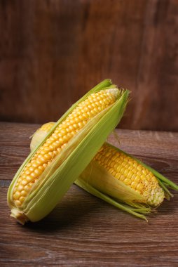 ahşap zemin üzerinde taze Mısır