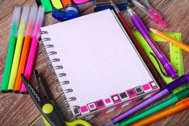 Ahşap arka planda okul kavramına geri dön