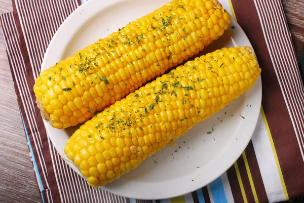 Sweet corn with butter and herbs — Stock Photo, Image