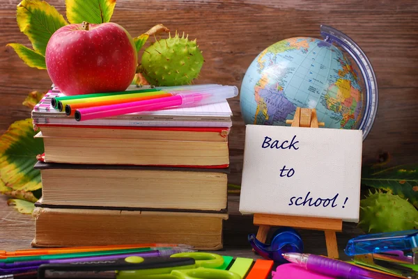 Concept de retour à l'école sur fond de bois — Photo