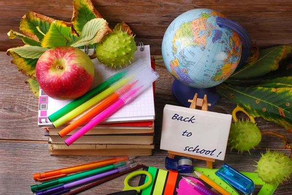 Concept de retour à l'école sur fond de bois — Photo