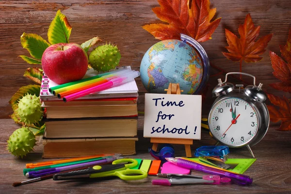 Tempo para o conceito de escola sobre fundo de madeira — Fotografia de Stock