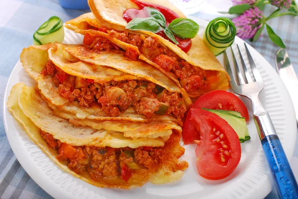 Tortitas rellenas de carne picada y verduras —  Fotos de Stock