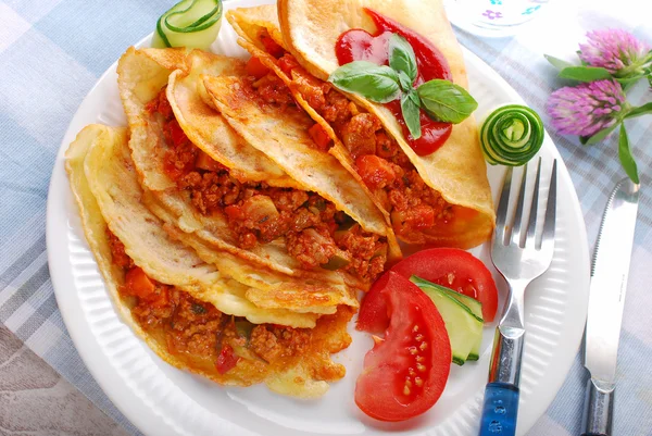 Tortitas rellenas de carne picada y verduras —  Fotos de Stock