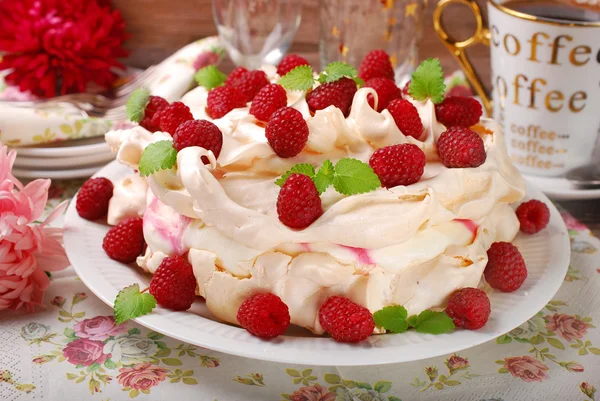 Pavlova cake with raspberries — Stock Photo, Image