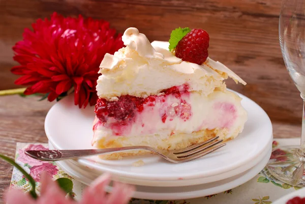 Slice of pavlova cake with raspberries — Stock Photo, Image