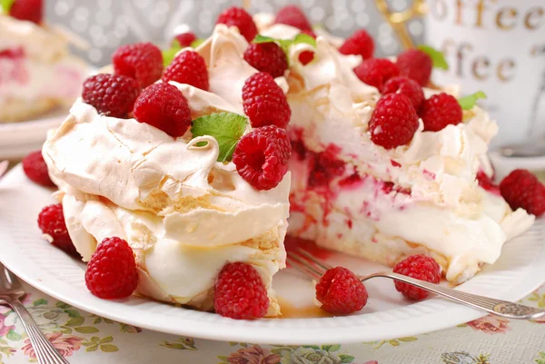 Pavlova cake with raspberries — Stock Photo, Image