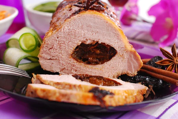 Lombo de porco torrado recheado com ameixa — Fotografia de Stock