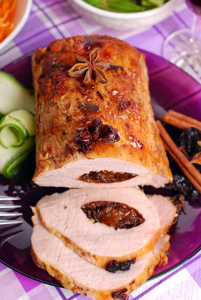 Gebratene Schweinelende gefüllt mit Pflaumen — Stockfoto