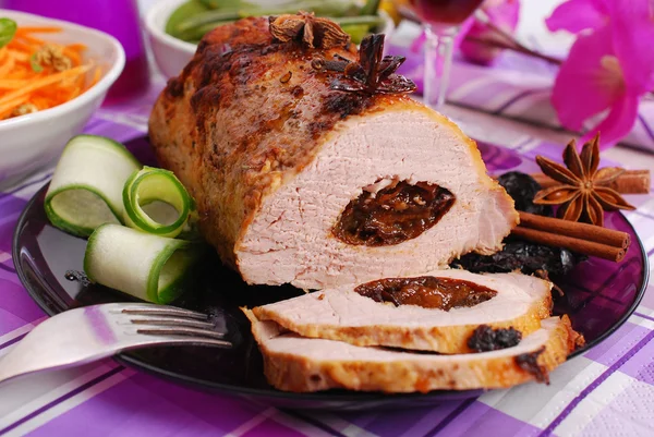 Gebratene Schweinelende gefüllt mit Pflaumen — Stockfoto