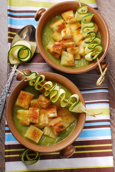 Courgette soep met croutons — Stockfoto