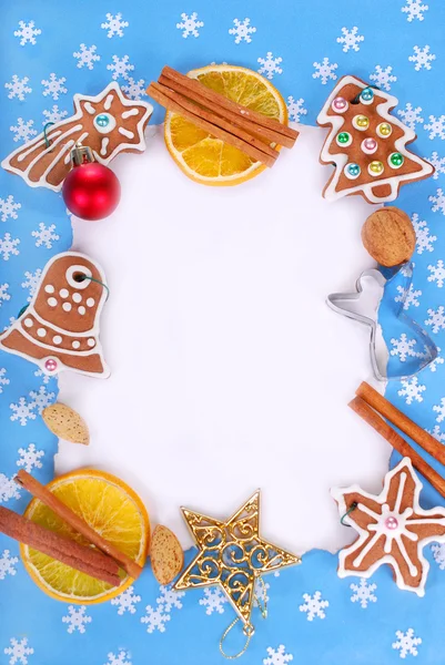 Zencefilli kurabiye ve süslemeleri ile Noel çerçeve — Stok fotoğraf