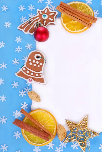 Marco de Navidad con galletas de jengibre y decoraciones — Foto de Stock