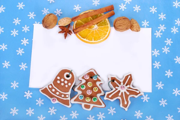 Kerstmis frame met peperkoek cookies en decoraties — Stockfoto