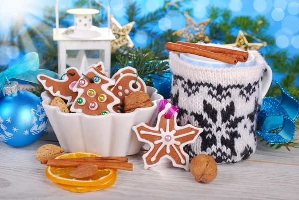 Lebkuchen und Milch in Tasse mit gestricktem Bezug für den Weihnachtsmann — Stockfoto